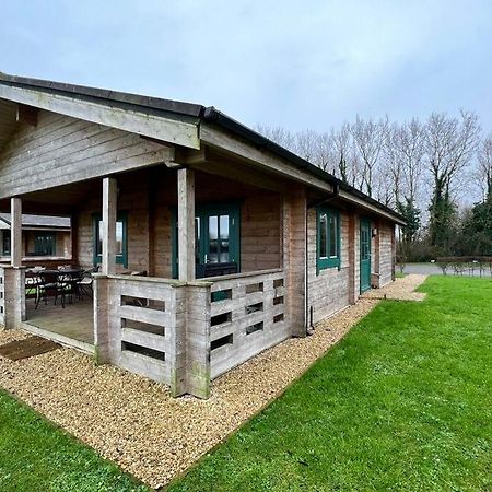 Lilly Lodge, Lake Pochard South Cerney Dış mekan fotoğraf