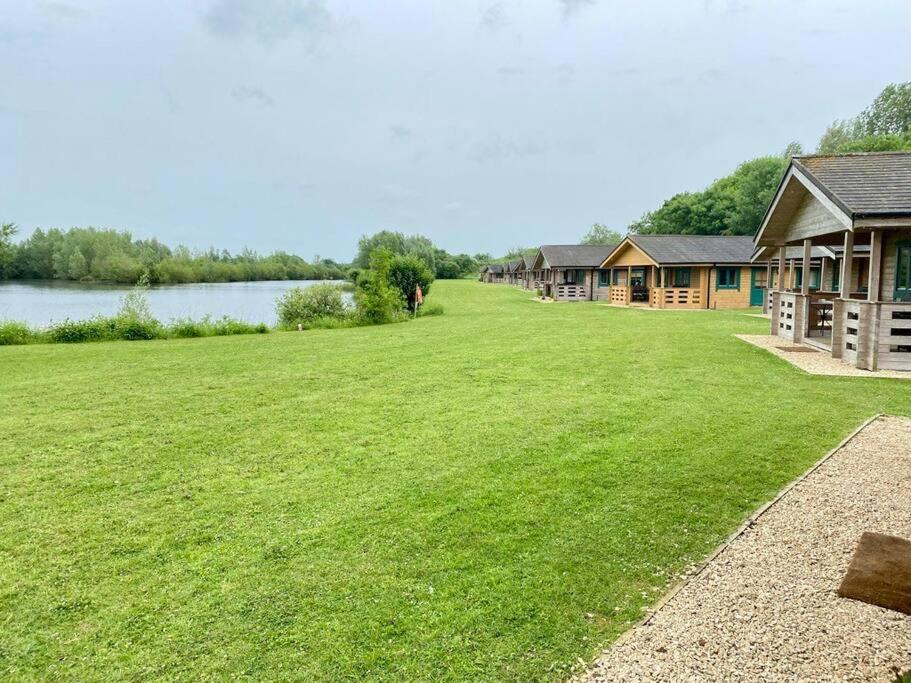 Lilly Lodge, Lake Pochard South Cerney Dış mekan fotoğraf